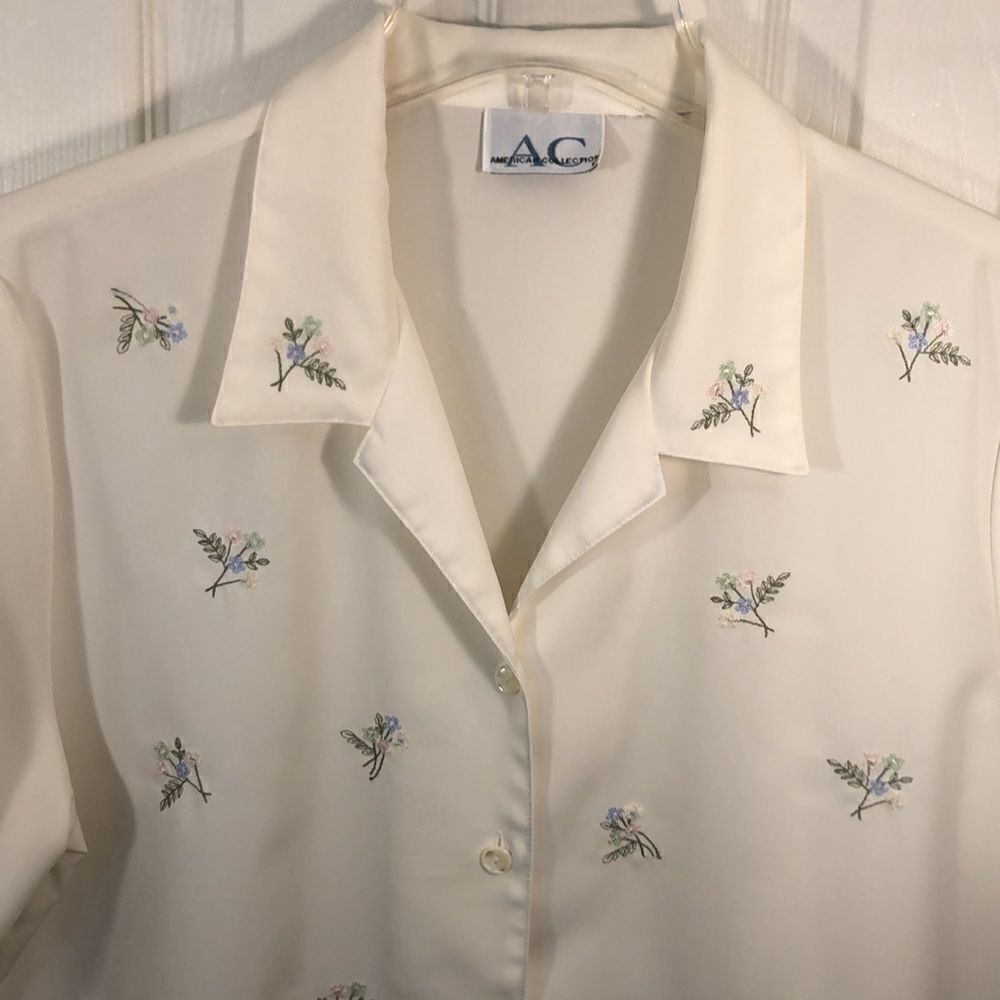 VINTAGE CREAM buttton down dressy blouse Pit to Pit ~ 22 1/2” SO PRETTY - Picture 2 of 14